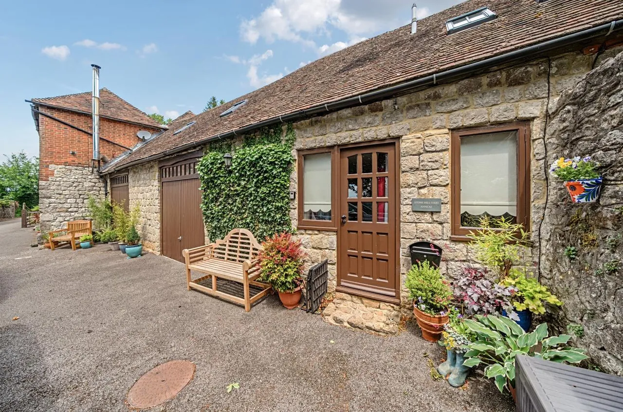 Distinguished Grade II Listed Oast House, Egerton, photo 22