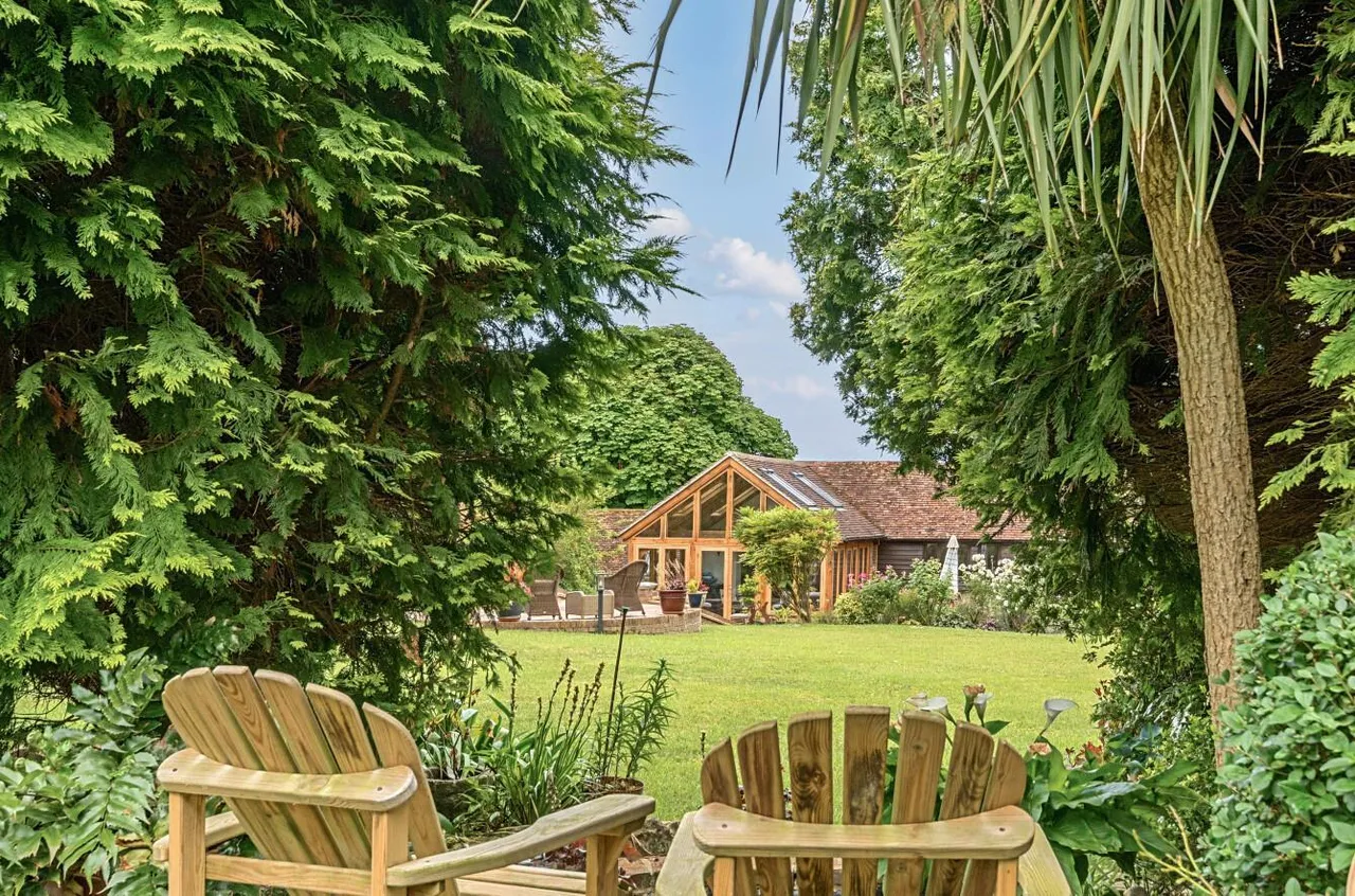 Distinguished Grade II Listed Oast House, Egerton, photo 36