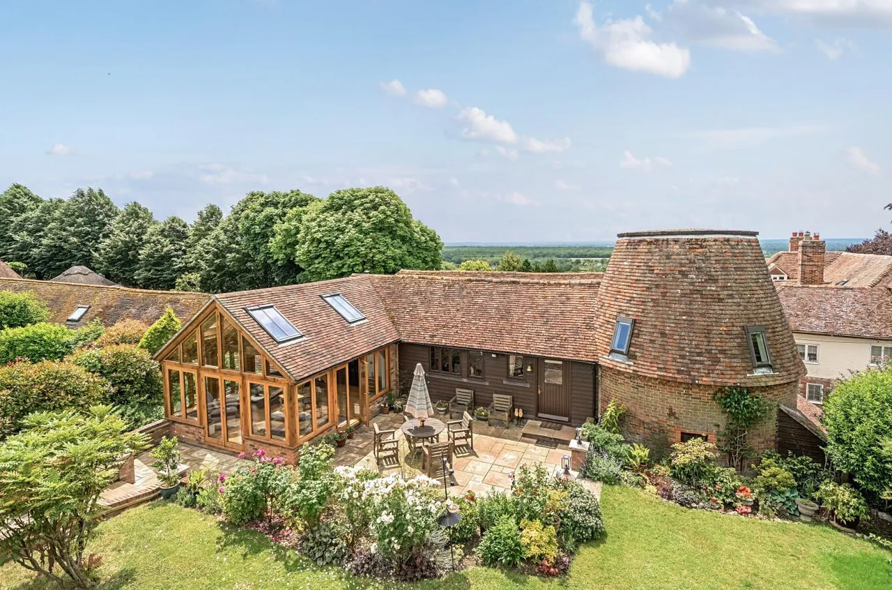 Distinguished Grade II Listed Oast House, Egerton, photo 29