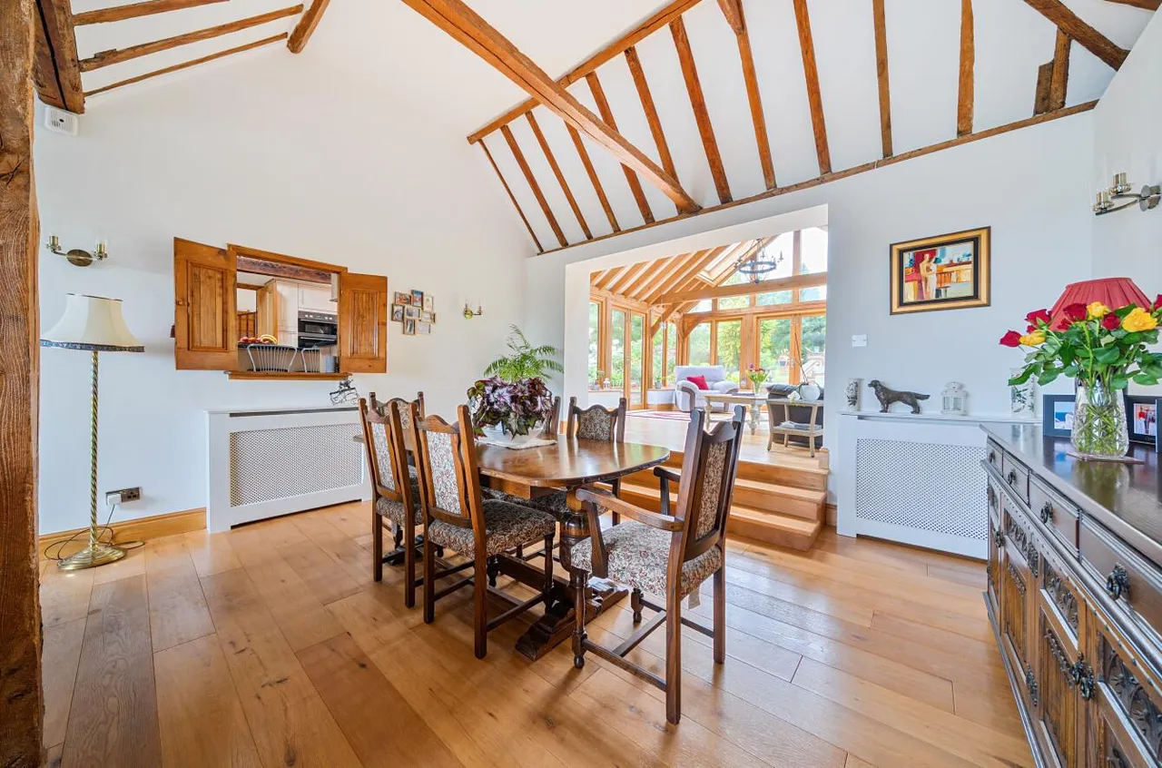 Distinguished Grade II Listed Oast House, Egerton, photo 5