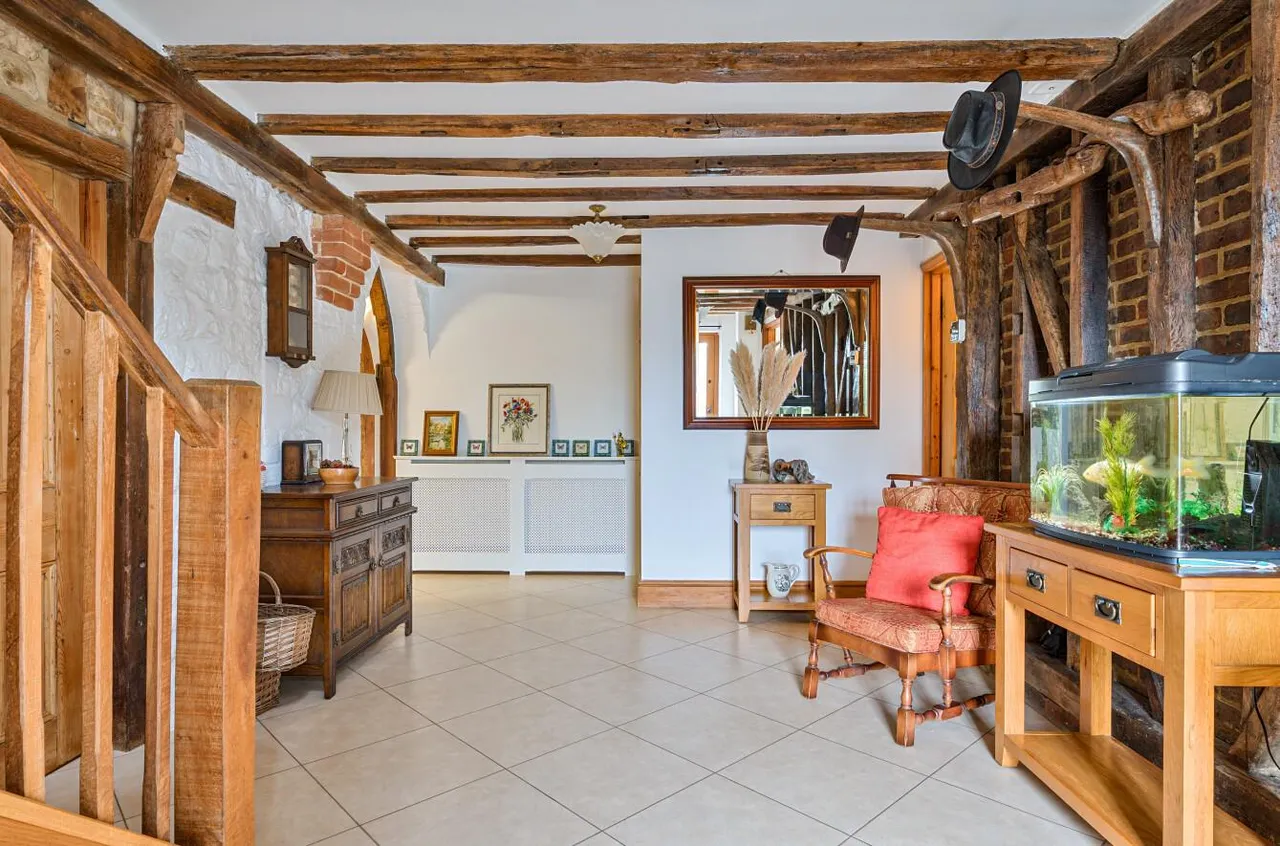 Distinguished Grade II Listed Oast House, Egerton, photo 14