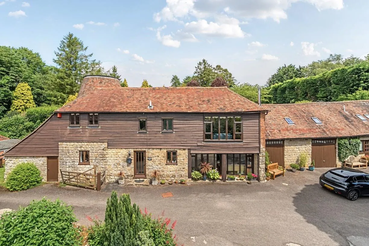 Distinguished Grade II Listed Oast House, Egerton, photo 26