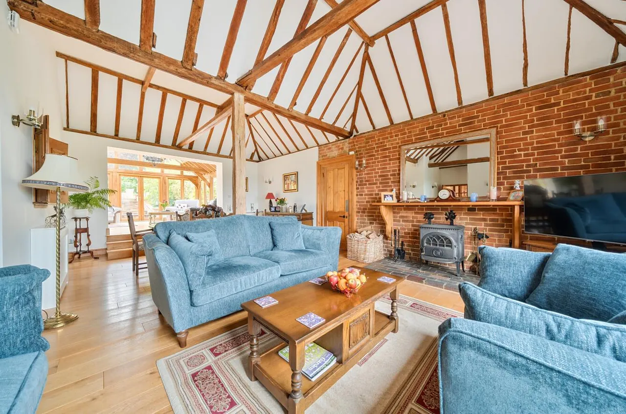Distinguished Grade II Listed Oast House, Egerton, photo 4