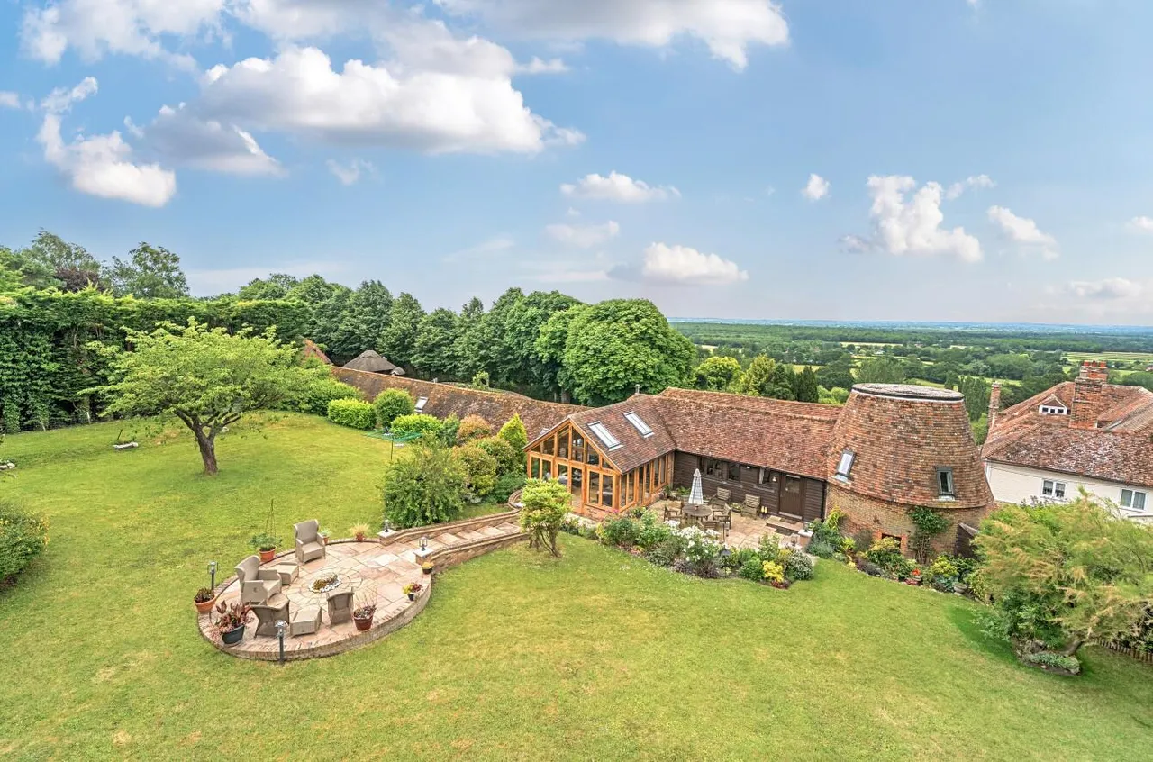 Distinguished Grade II Listed Oast House, Egerton, photo 27