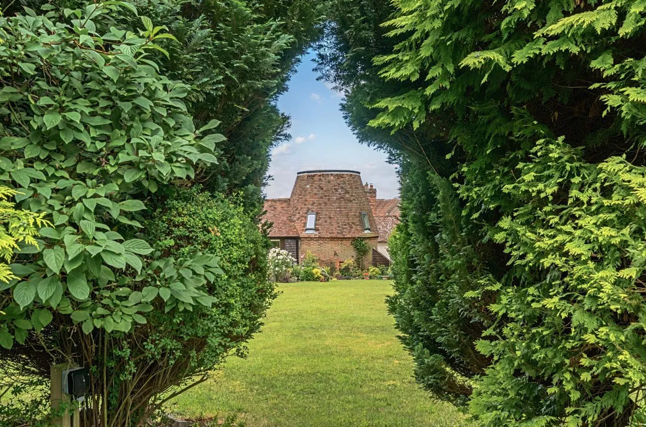 Distinguished Grade II Listed Oast House, Egerton, photo 33