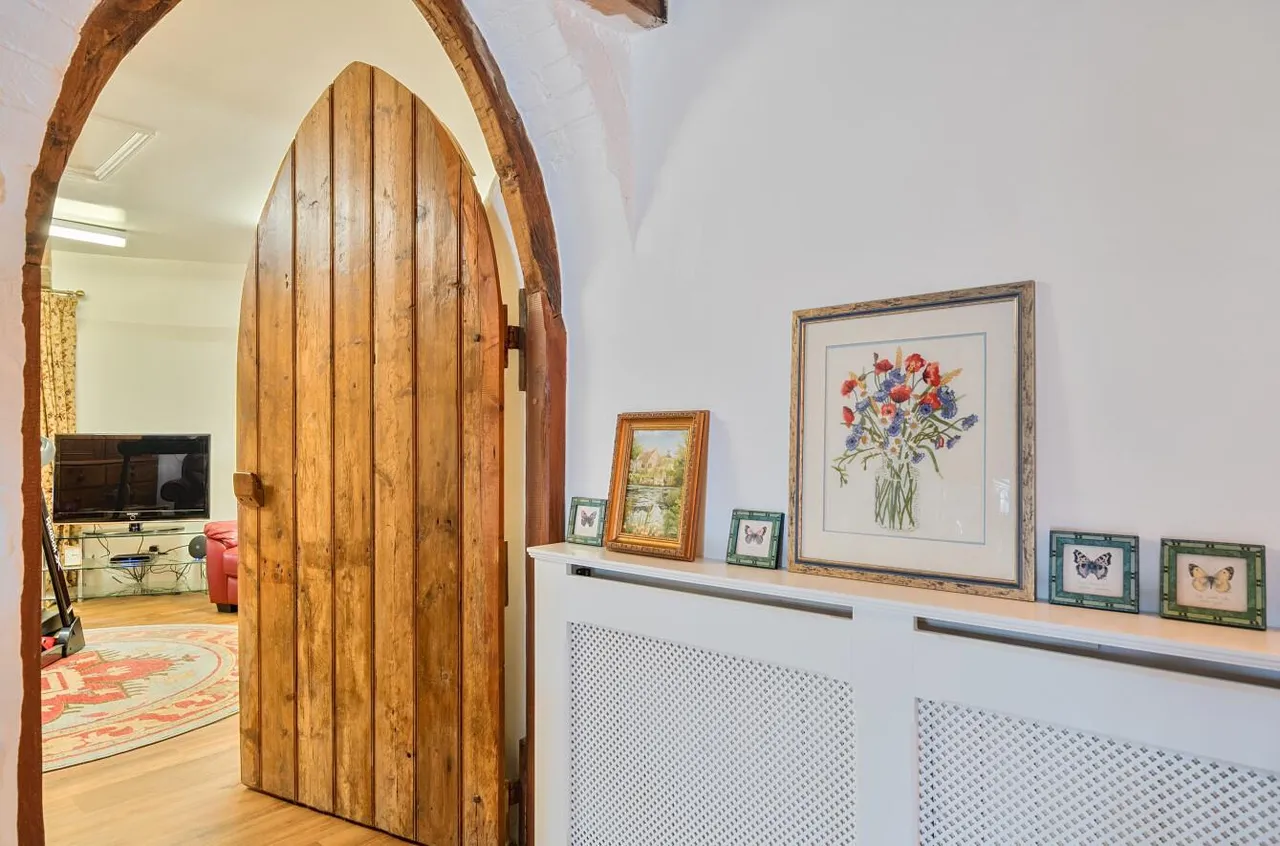 Distinguished Grade II Listed Oast House, Egerton, photo 10