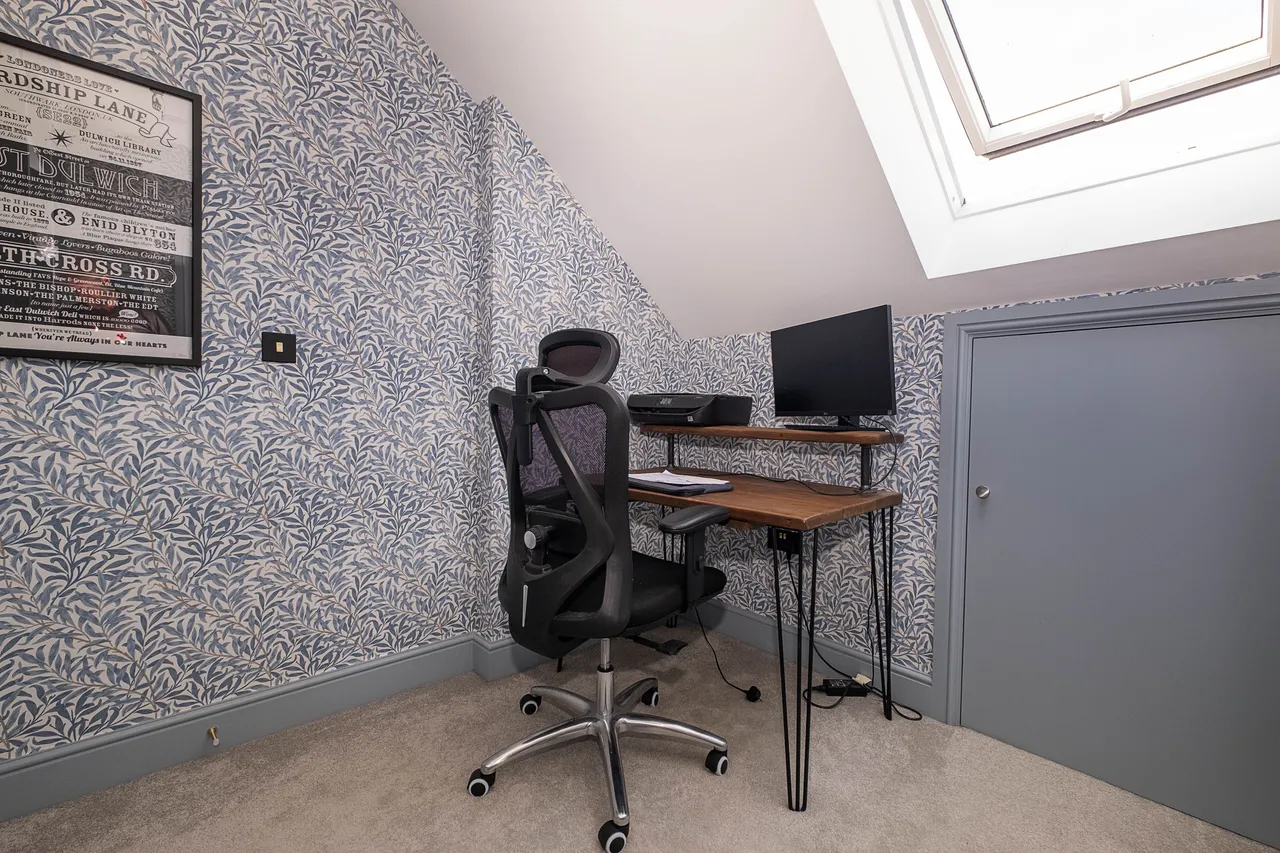 Oakwood Road, London, SW20, photo 12