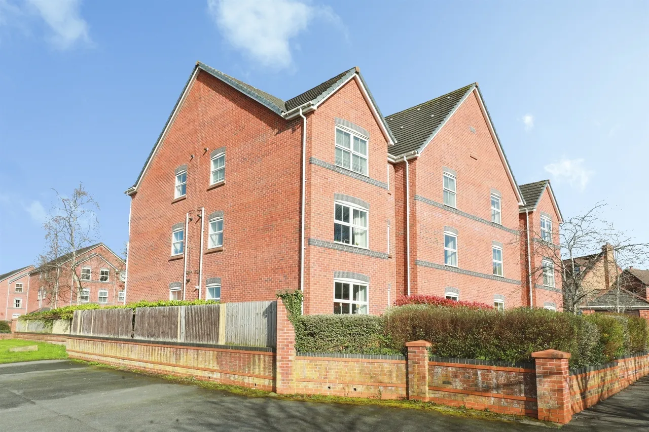 2 bed flat for sale — Wrenbury Drive, Northwich