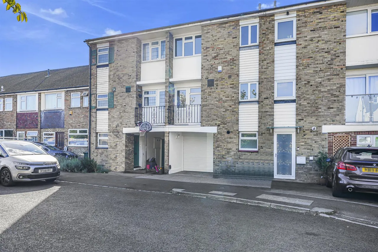 3 bed house for sale, Arabia Close, North Chingford, E4
