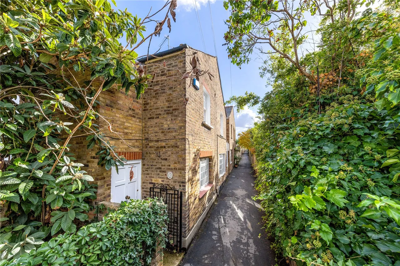 2 bed house for sale, Albany Passage, Richmond, TW10