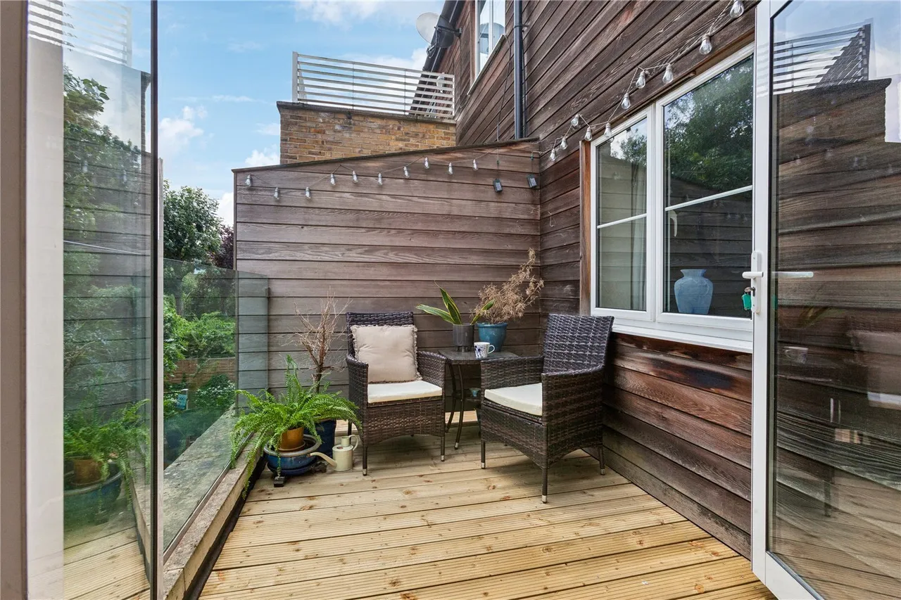 Acris Street, London, SW18, photo 2
