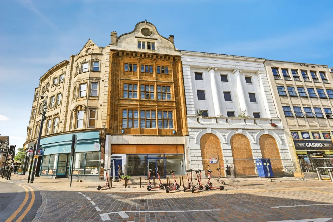 2 bed flat for sale — The Parade, Northampton