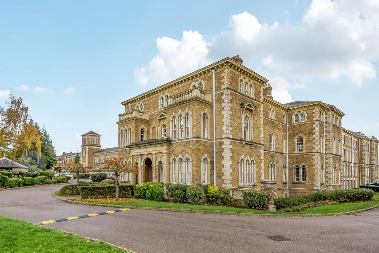 3 bed flat for sale — Royal Drive, London