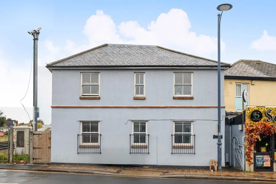2 bed flat for sale, Station Road, Addlestone, KT15