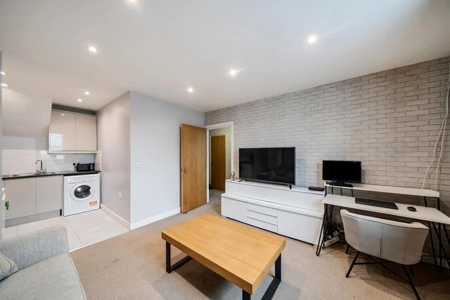 Station Road, Addlestone, KT15, photo 4