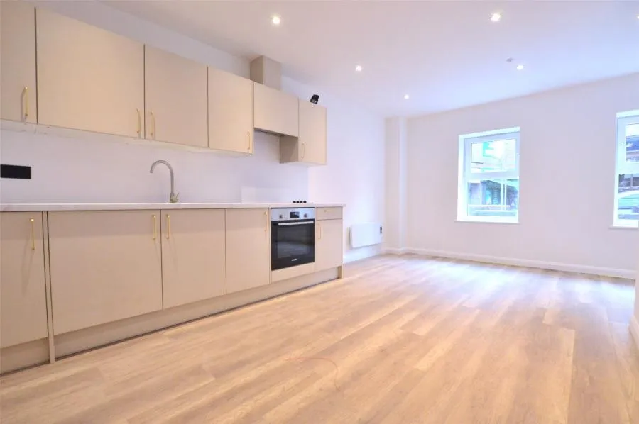 1 bed flat to rent, London Road, Redhill, RH1