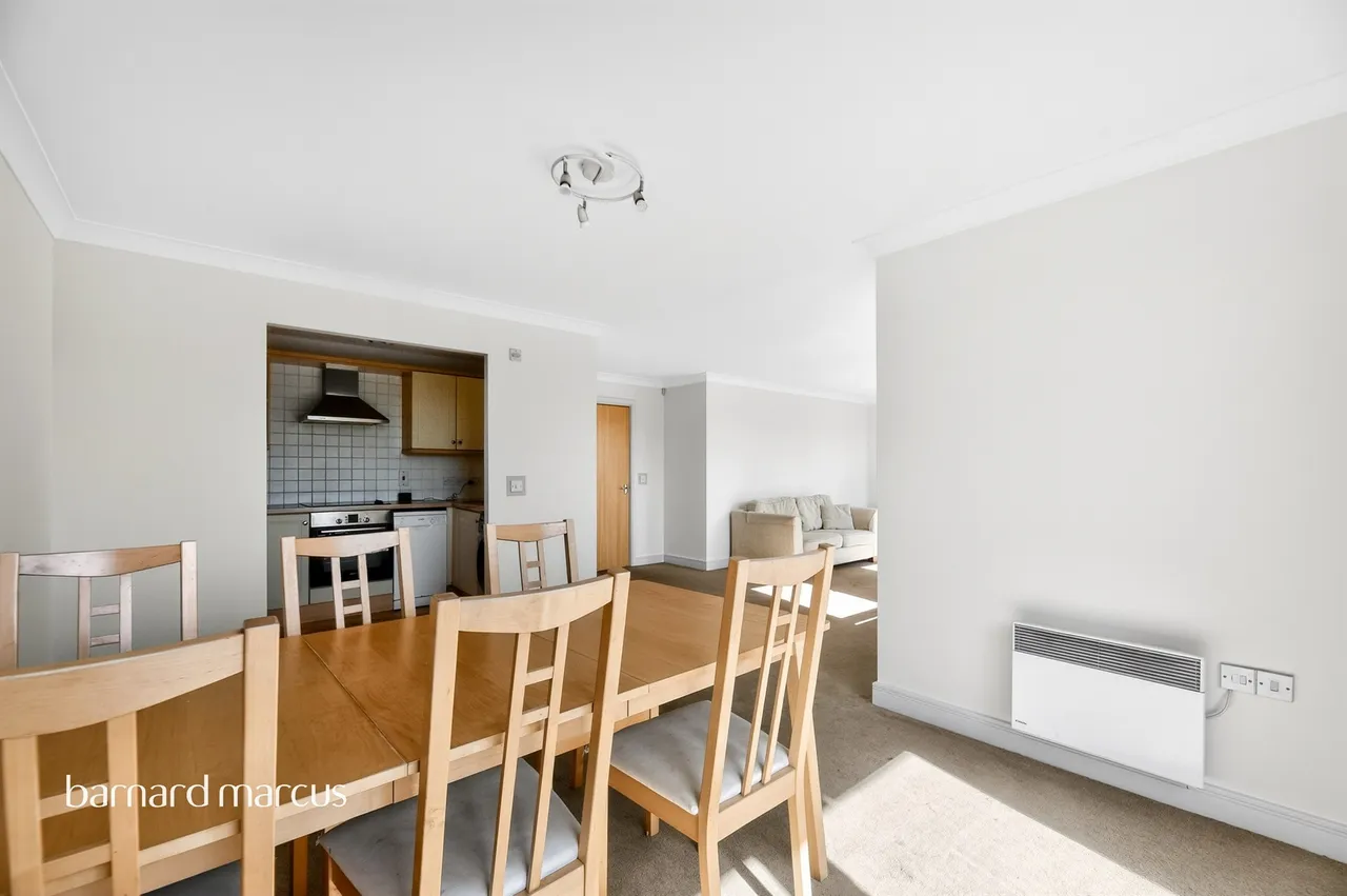 2 bed flat for sale — Cleeve Way, Sutton