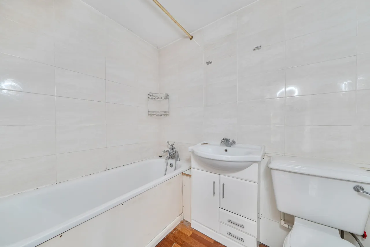 Justin Close, Brentford, TW8, photo 9