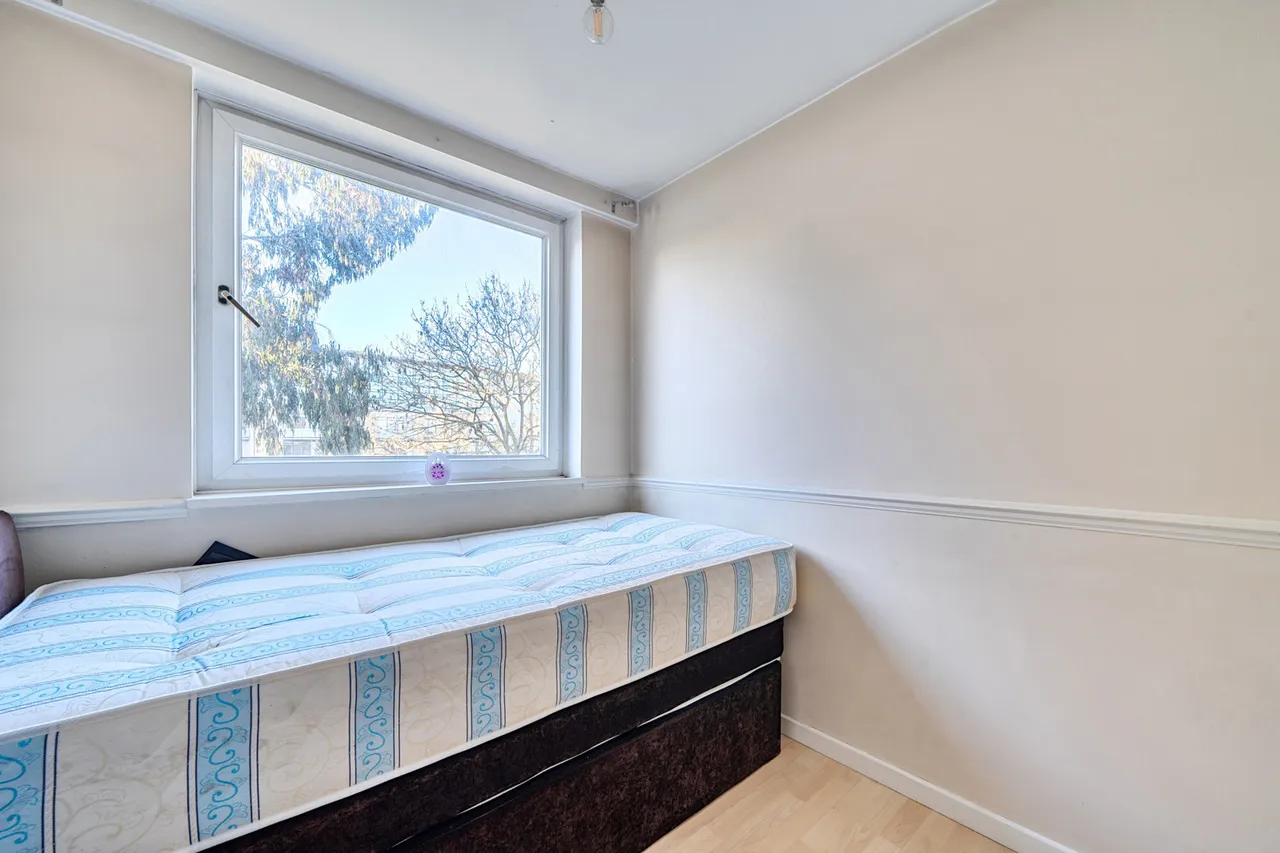 Justin Close, Brentford, TW8, photo 8