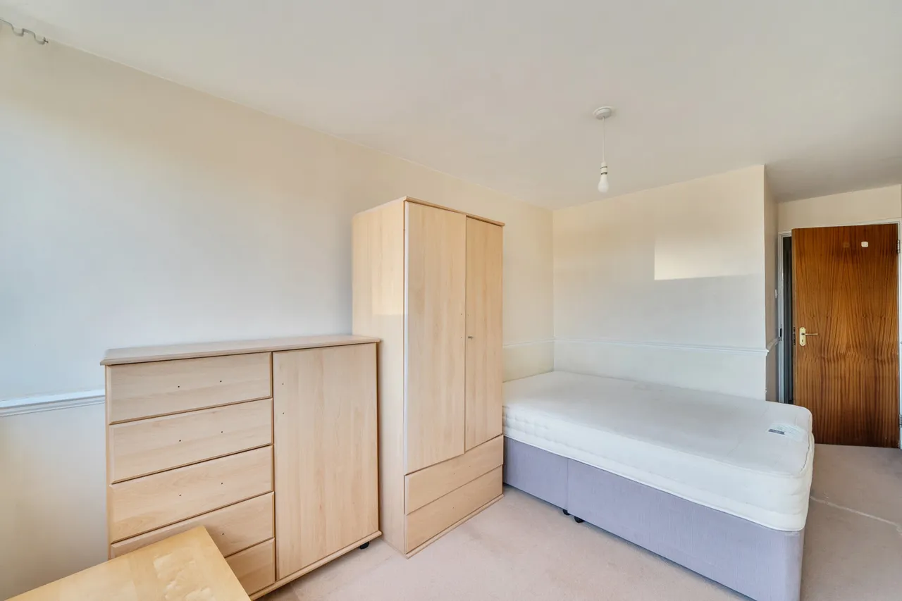 Justin Close, Brentford, TW8, photo 7