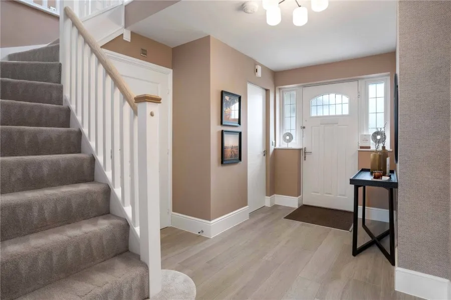 with 5 bedrooms in Radwinter Road, Saffron Walden, CB10, photo 10