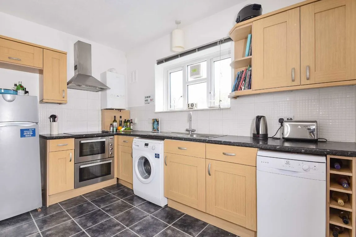 2 bed property to rent, Lochinvar Street, SW12