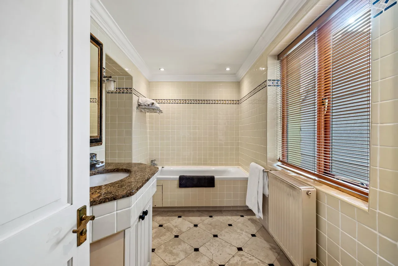Mumbles Road, Blackpill, SA3, photo 27