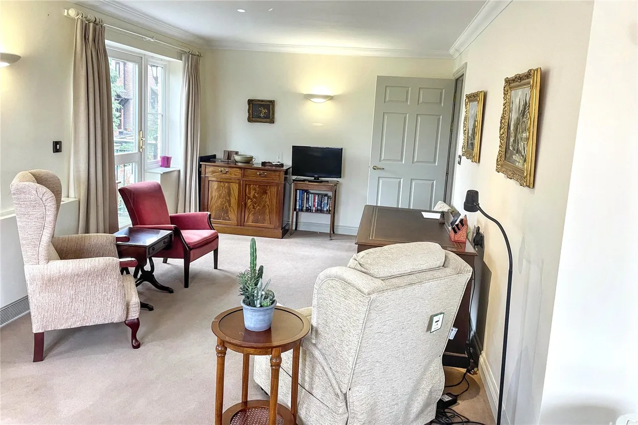 Chantry Court, Westbury, photo 2
