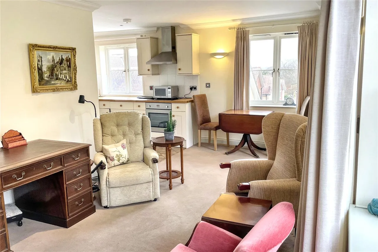 Chantry Court, Westbury, photo 10