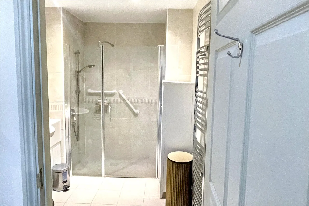 Chantry Court, Westbury, photo 9