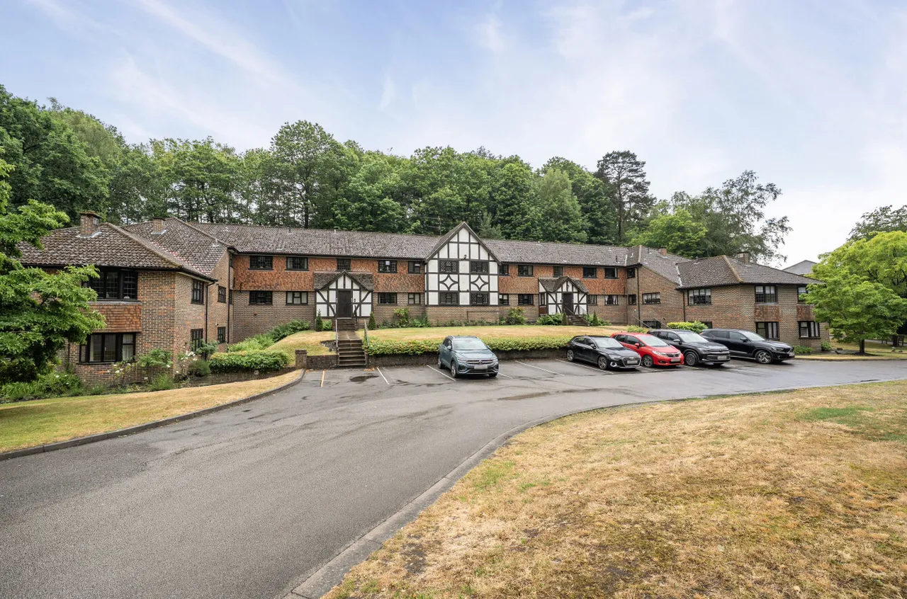 2 bed flat for sale, Portesbery Hill Drive, Camberley, GU15