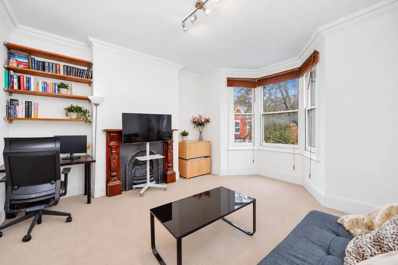 2 bed flat to rent, Huddlestone Road, London, NW2