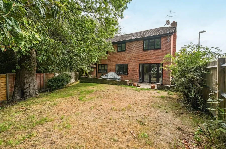 High Tree Drive, Earley, RG6, photo 2