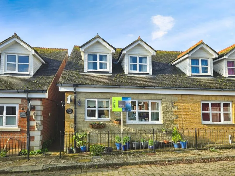 2 bed house for sale, Dall Square, Freshwater, PO40