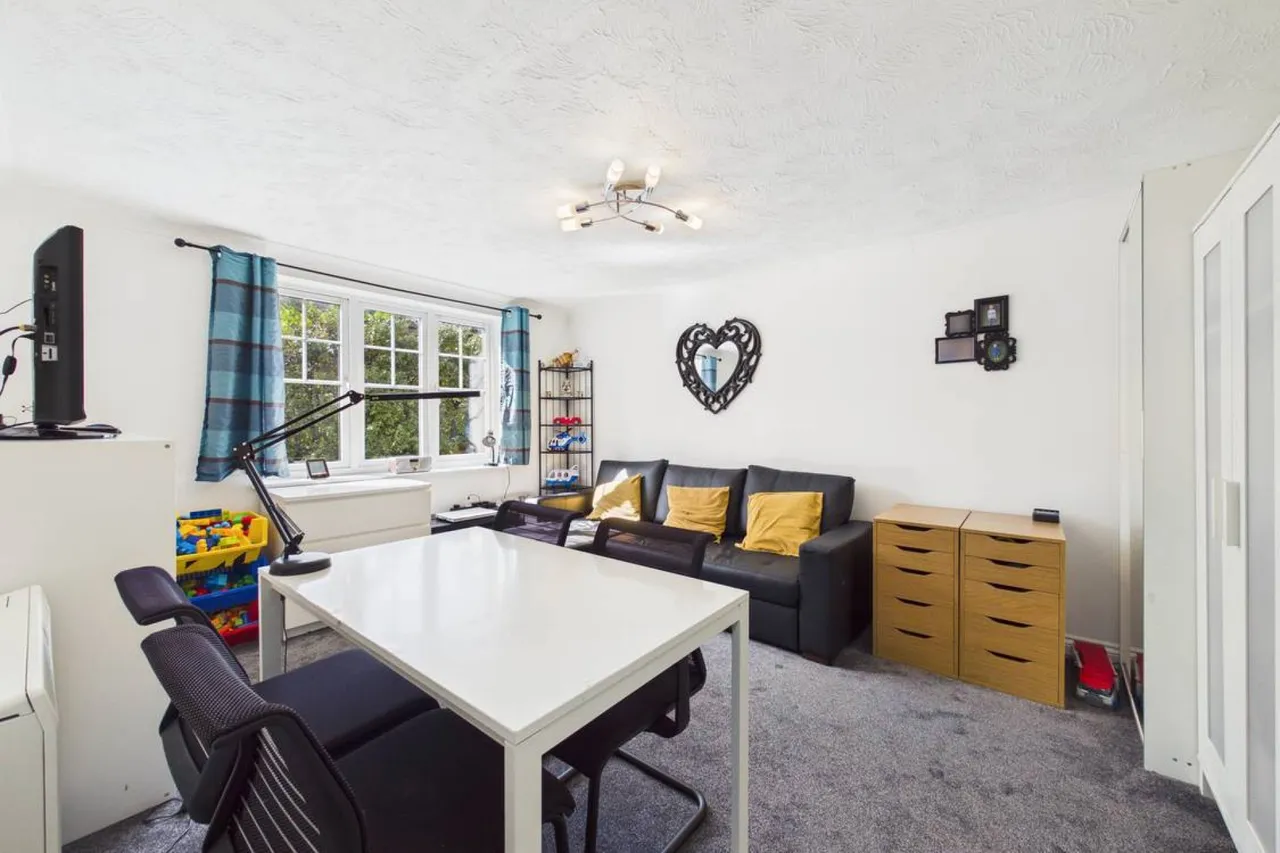 Harbury Court, Newbury, RG14, photo 6
