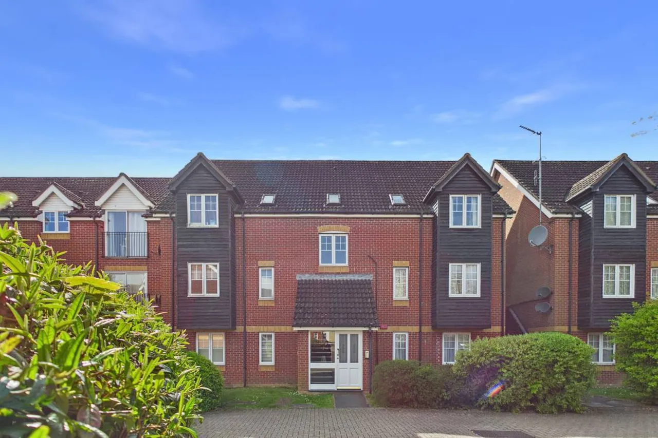 Harbury Court, Newbury, RG14, photo 9