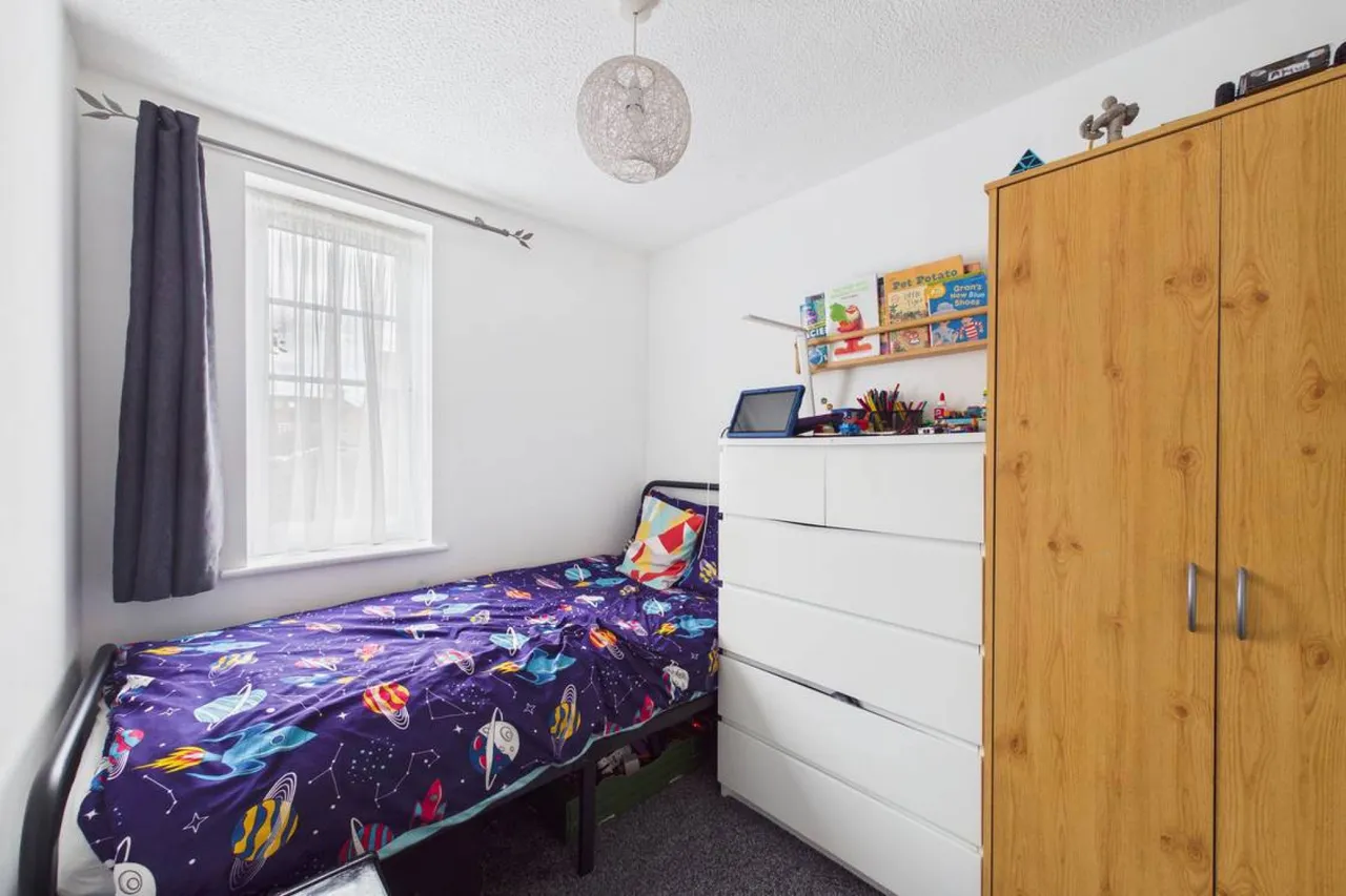 Harbury Court, Newbury, RG14, photo 5