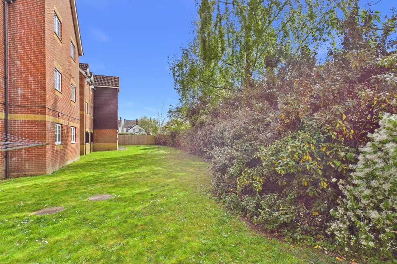 Harbury Court, Newbury, RG14, photo 7