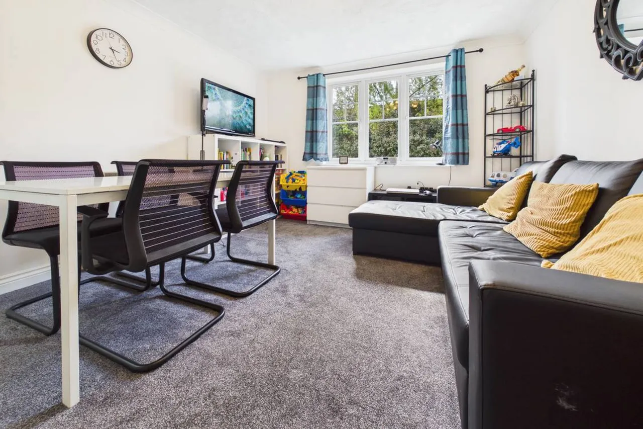 Harbury Court, Newbury, RG14, photo 2