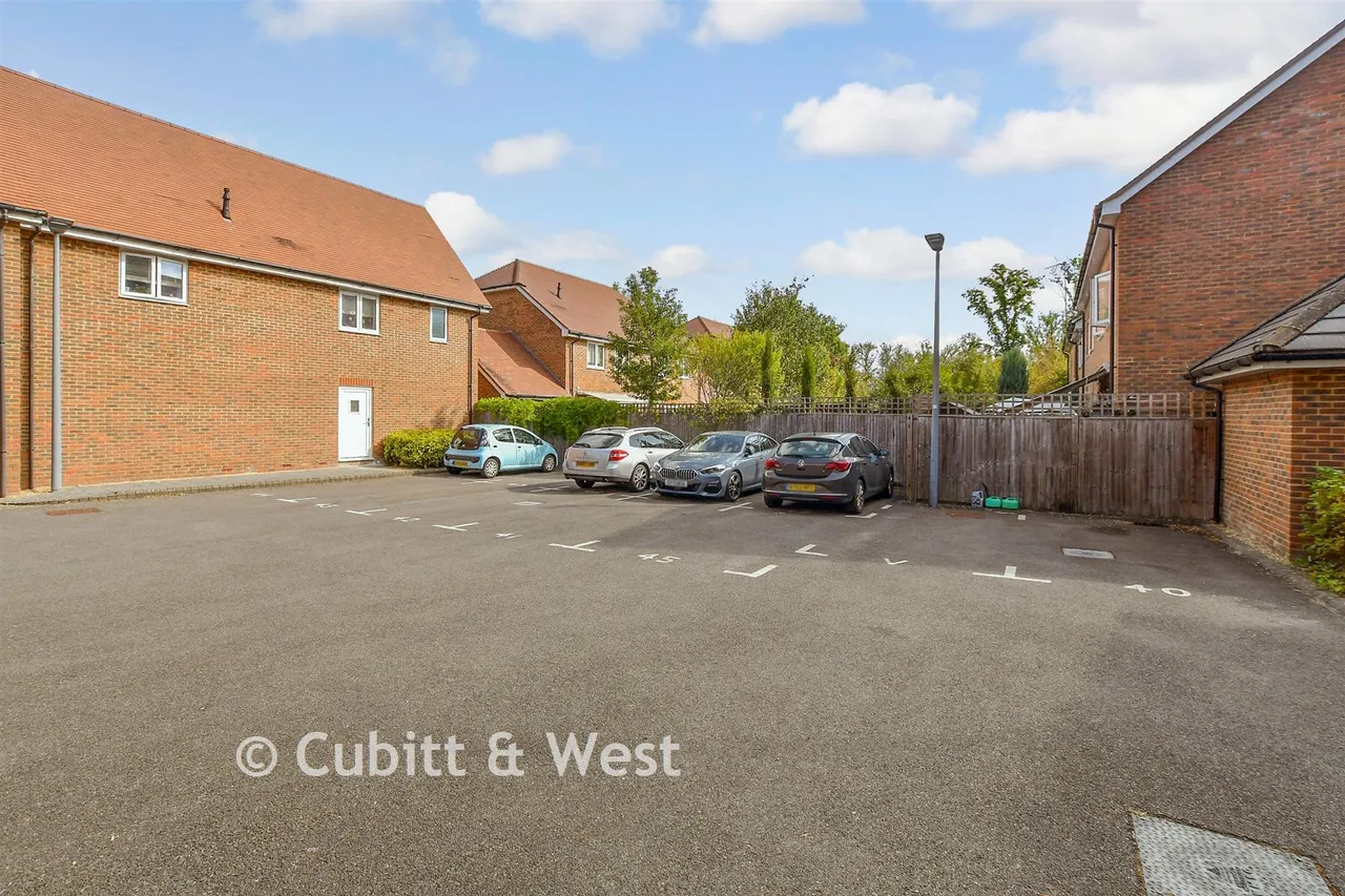 Bricklayer Lane, Faygate, RH12, photo 17