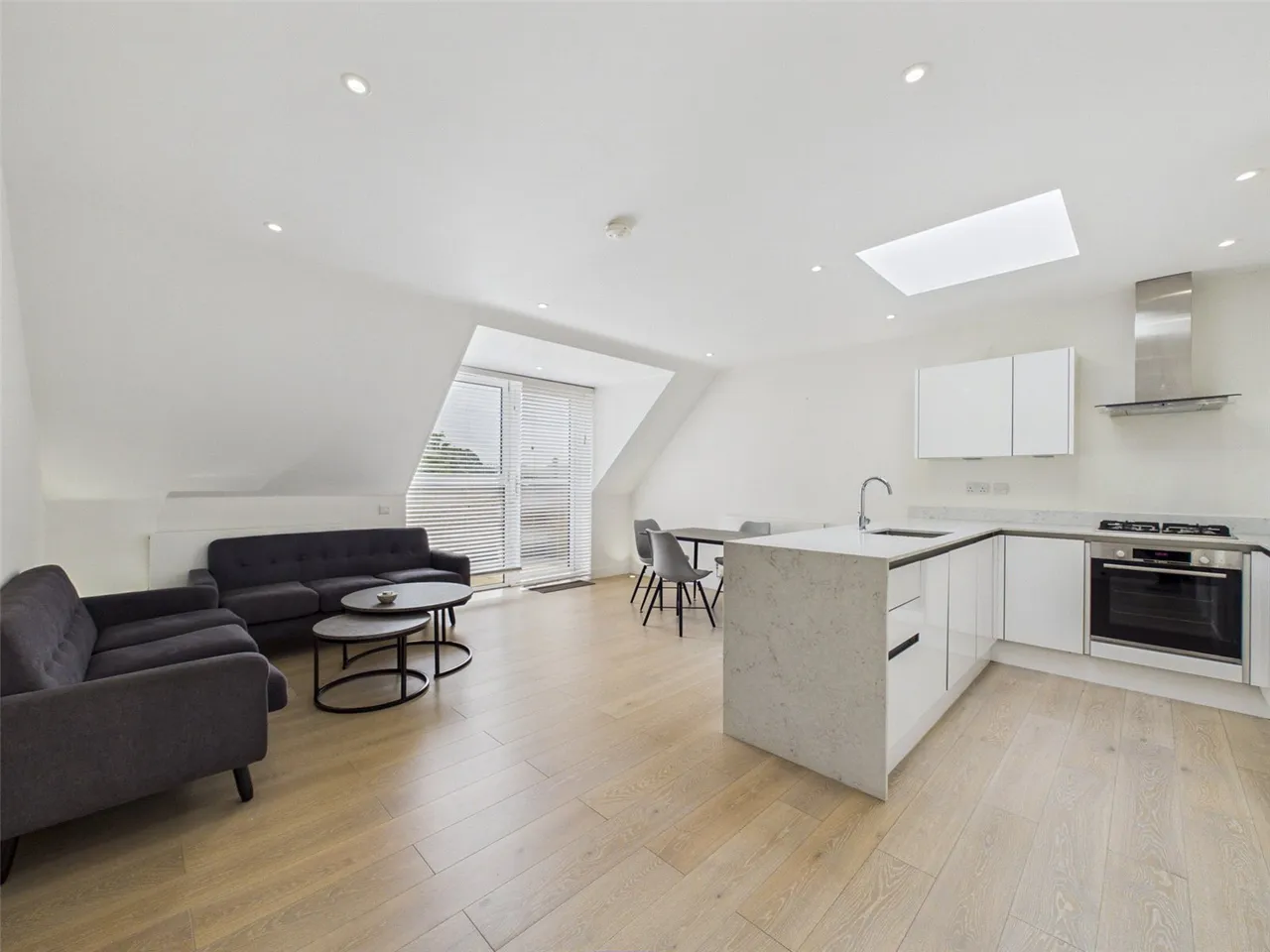 High Road, Ickenham, UB10, photo 2