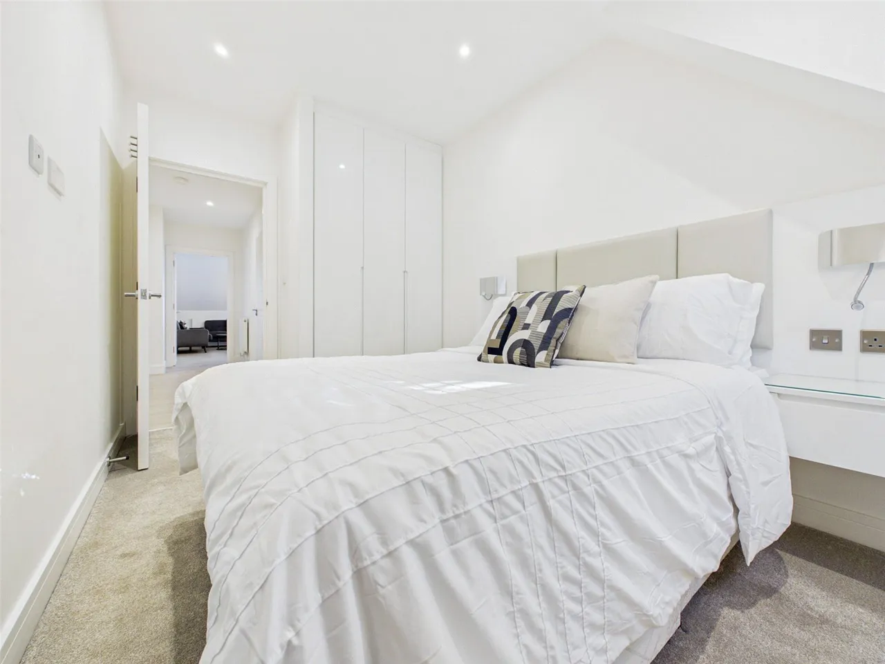 High Road, Ickenham, UB10, photo 9