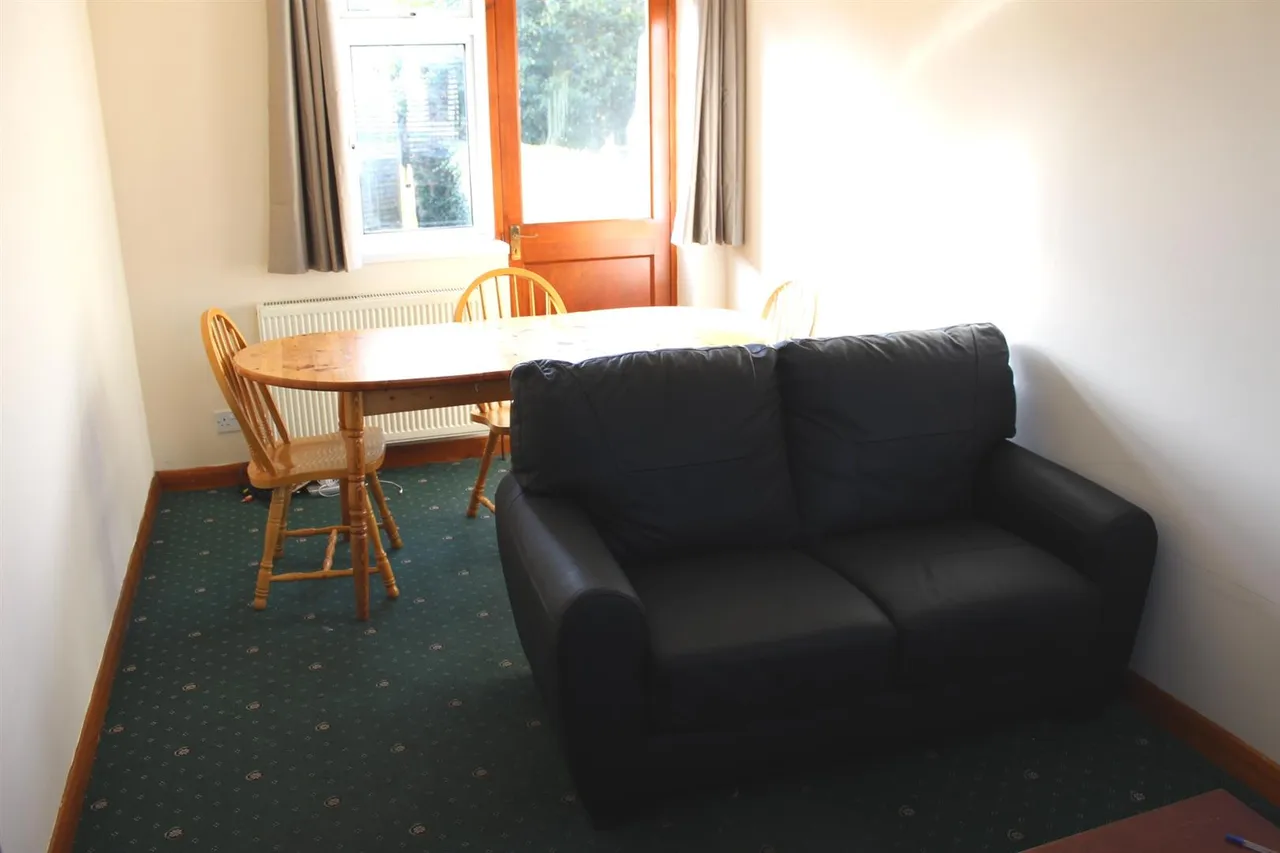 Larchwood Drive, Englefield Green, Egham, Surrey, TW20 0SL, photo 5