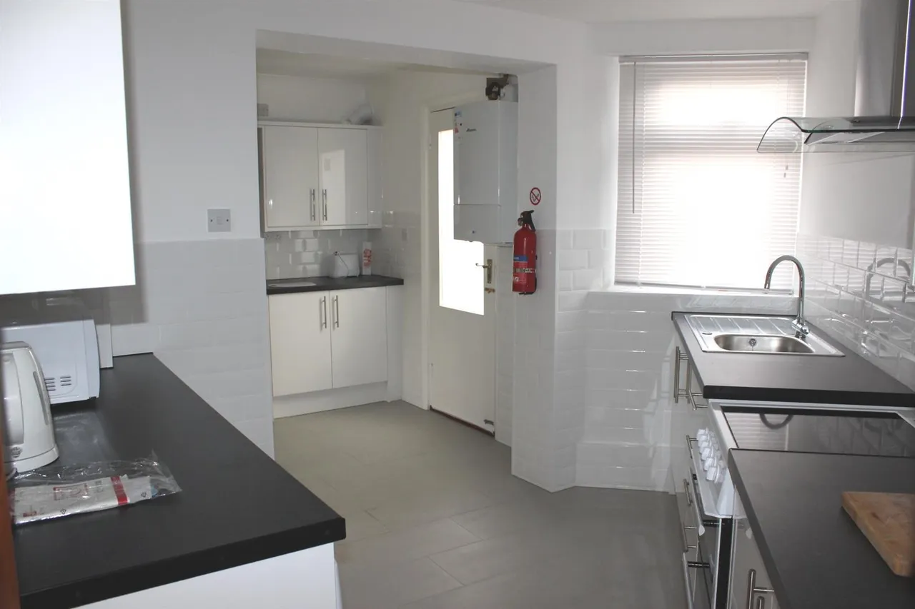 Larchwood Drive, Englefield Green, Egham, Surrey, TW20 0SL, photo 3