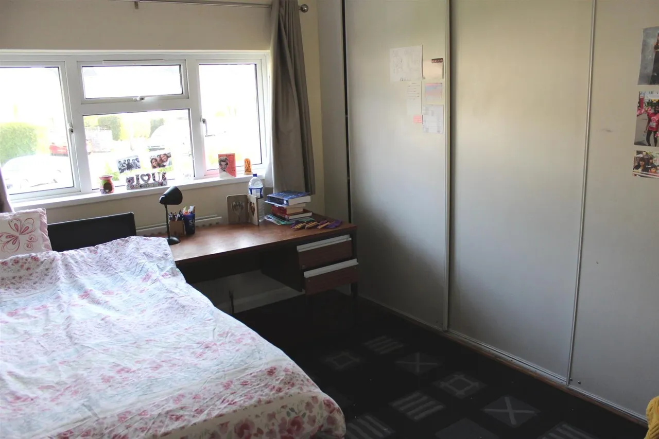 Larchwood Drive, Englefield Green, Egham, Surrey, TW20 0SL, photo 6