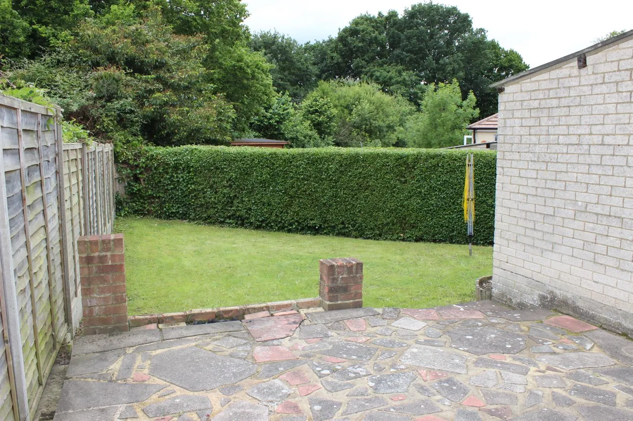 Larchwood Drive, Englefield Green, Egham, Surrey, TW20 0SL, photo 17