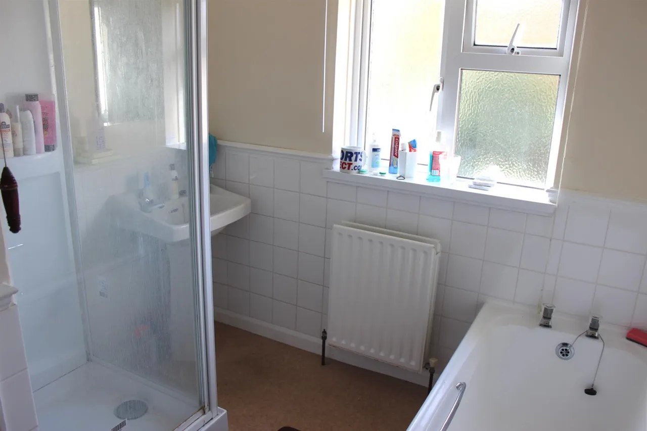 Larchwood Drive, Englefield Green, Egham, Surrey, TW20 0SL, photo 12