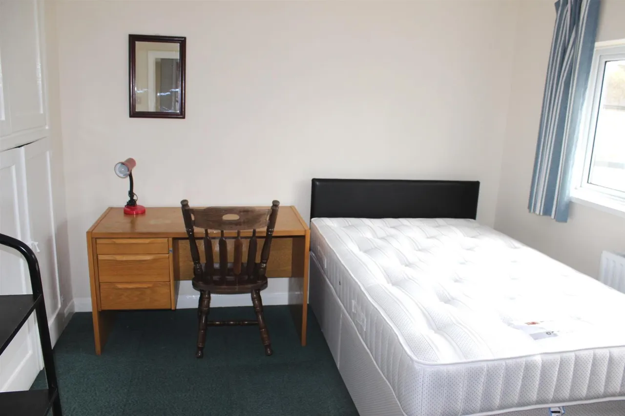 Larchwood Drive, Englefield Green, Egham, Surrey, TW20 0SL, photo 11