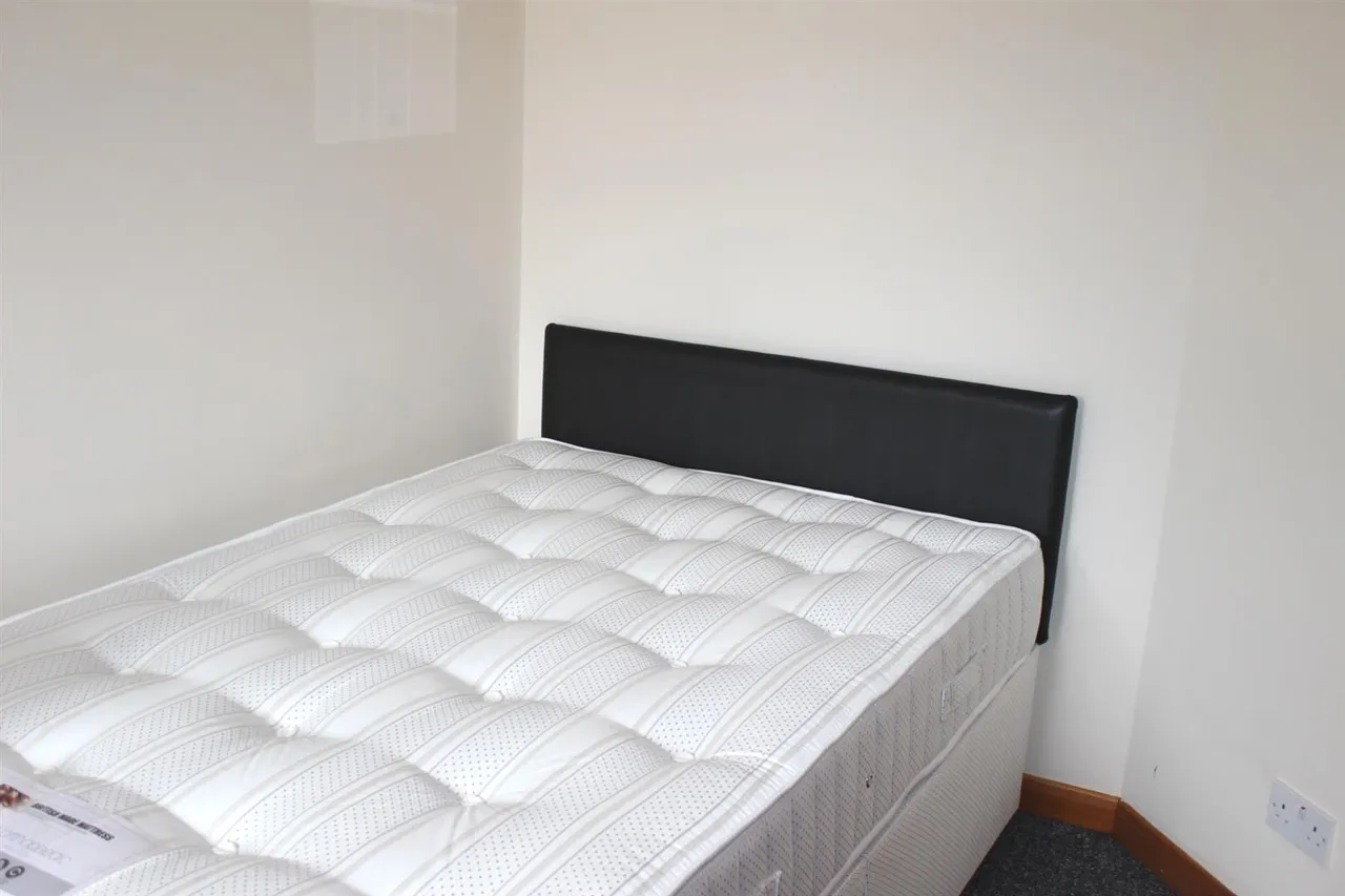Larchwood Drive, Englefield Green, Egham, Surrey, TW20 0SL, photo 10