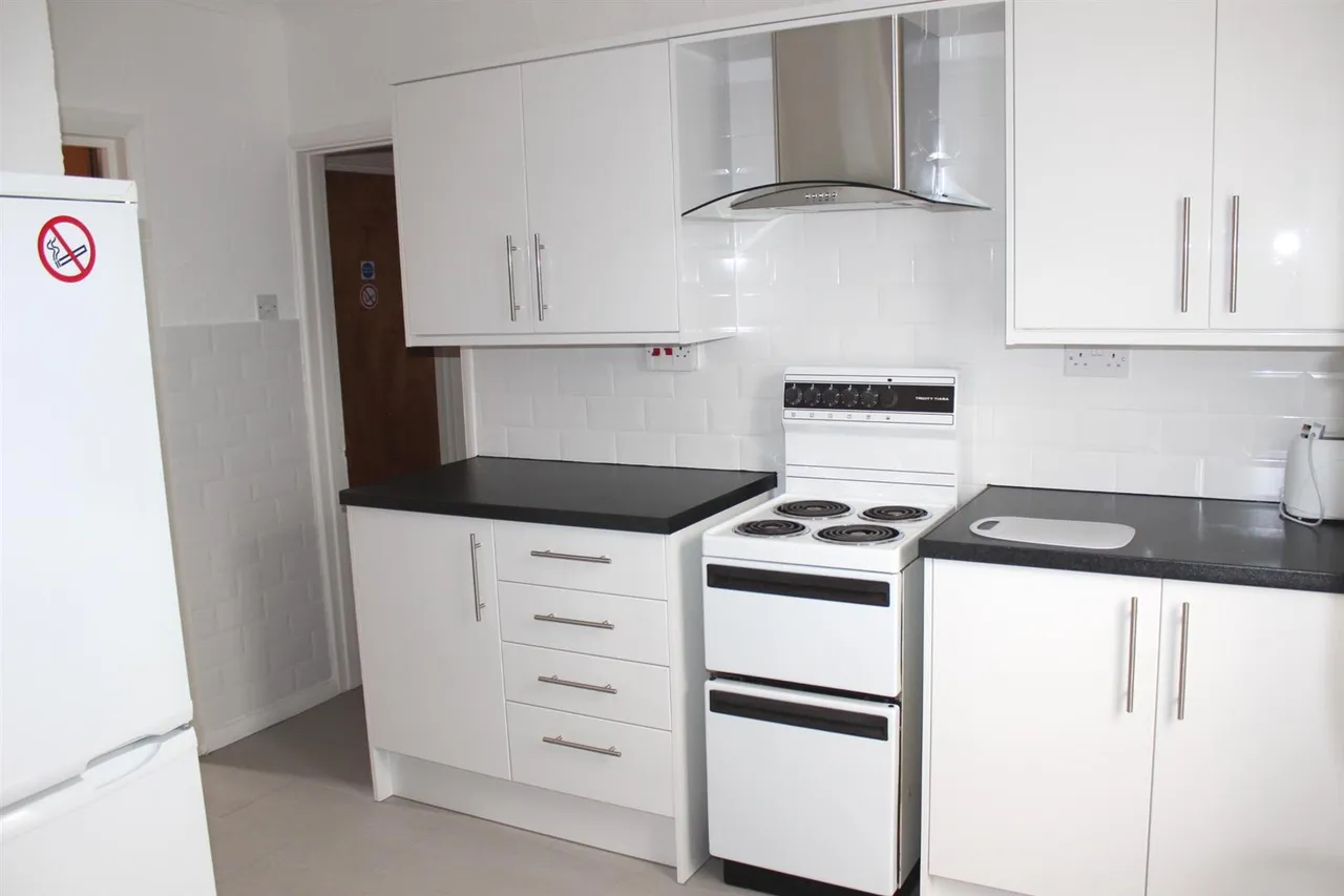 Larchwood Drive, Englefield Green, Egham, Surrey, TW20 0SL, photo 4